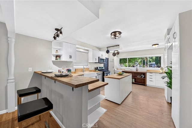 22817 Burbank Boulevard, Woodland Hills, CA 91367 — photo 10 of 40