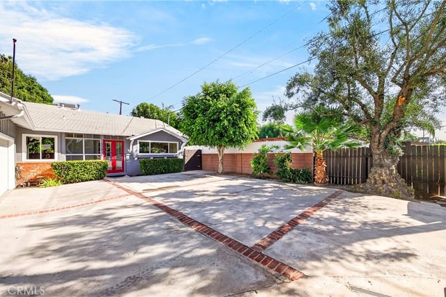 22817 Burbank Boulevard, Woodland Hills, CA 91367 — photo 2 of 40