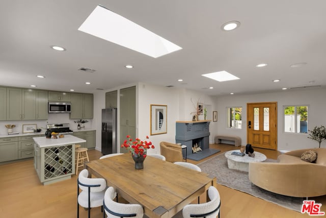 1556 La Baig Ave, Los Angeles, CA 90028 — photo 8 of 36