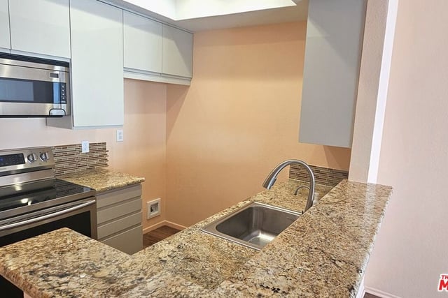 19350 Sherman Way 325, Los Angeles, CA 91335 — photo 4 of 37