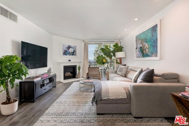 8530 Holloway Drive 422, West Hollywood, CA 90069 — photo 5 of 32