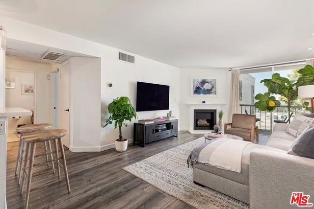 8530 Holloway Drive 422, West Hollywood, CA 90069 — photo 6 of 32