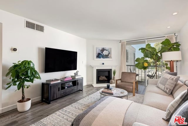8530 Holloway Drive 422, West Hollywood, CA 90069 — photo 7 of 32