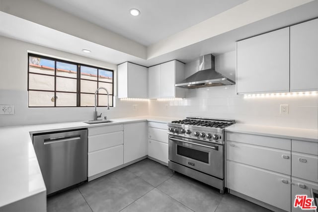 136 S Swall Drive 4, Los Angeles, CA 90048 — photo 5 of 32