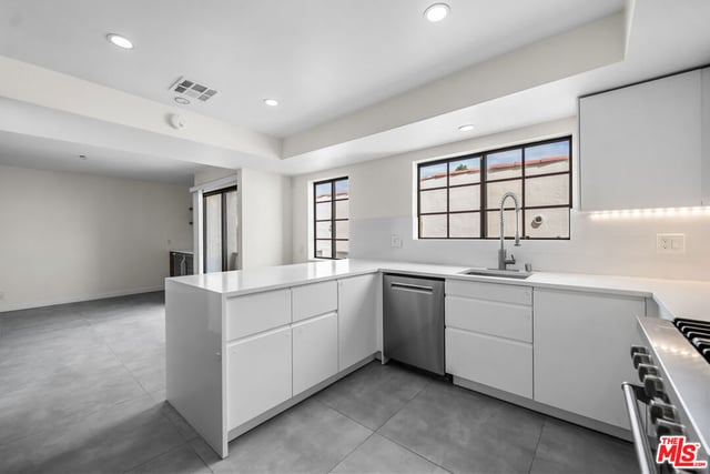 136 S Swall Drive 4, Los Angeles, CA 90048 — photo 6 of 32