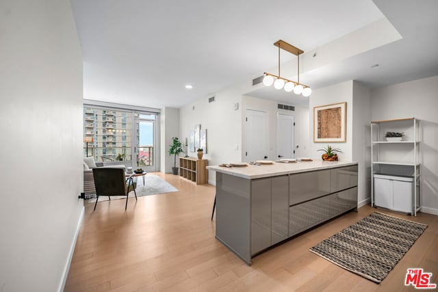 1050 S GRAND Avenue 1303, Los Angeles, CA 90015 — photo 2 of 61
