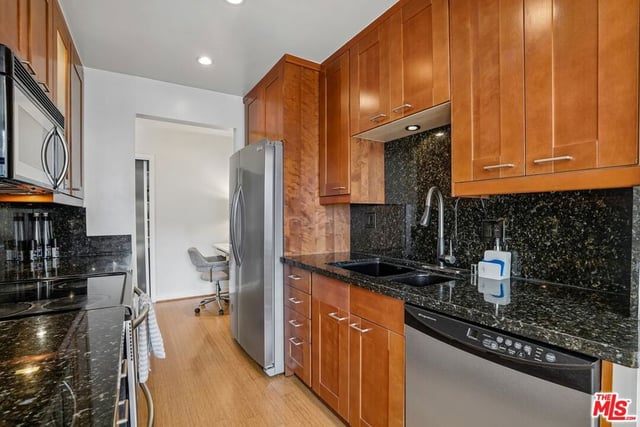 1124 N La Cienega Boulevard 301, West Hollywood, CA 90069 — photo 11 of 20