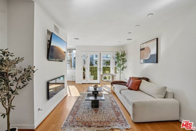 1124 N La Cienega Boulevard 301, West Hollywood, CA 90069 — photo 2 of 20
