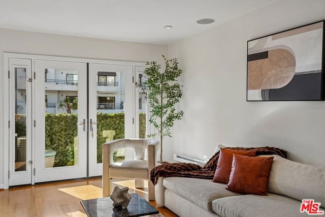 1124 N La Cienega Boulevard 301, West Hollywood, CA 90069 — photo 5 of 20