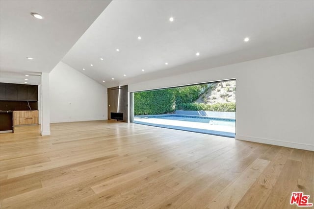 3855 Corbin Avenue, Los Angeles, CA 91356 — photo 4 of 34