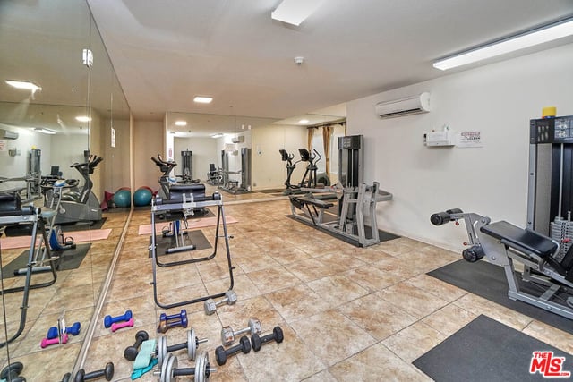 1401 S St Andrews Place 209, Los Angeles, CA 90019 — photo 4 of 15