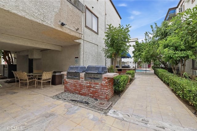 18530 Hatteras Street 337, Tarzana, CA 91356 — photo 25 of 32