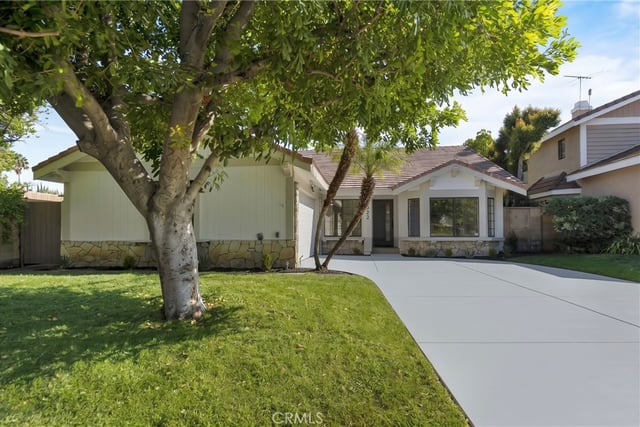 5922 Julian Lane, Tarzana, CA 91356 — photo 2 of 38