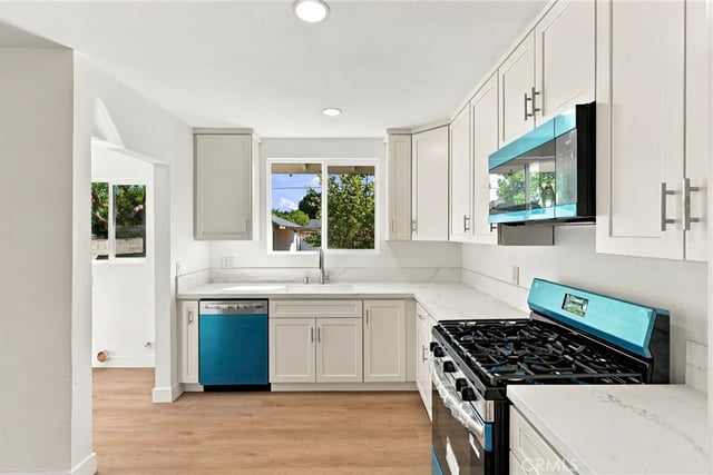 6324 Tampa Avenue, Tarzana, CA 91335 — photo 5 of 32