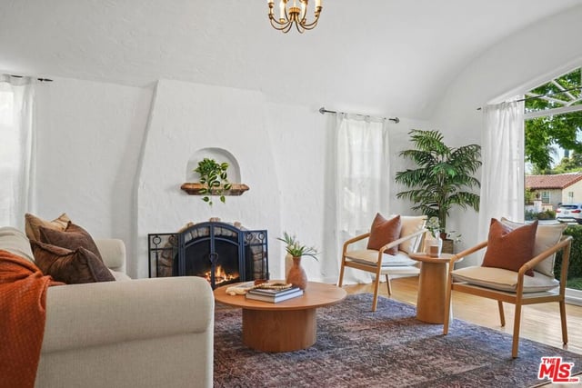 924 E Glenoaks Boulevard, Glendale, CA 91207 — photo 5 of 58