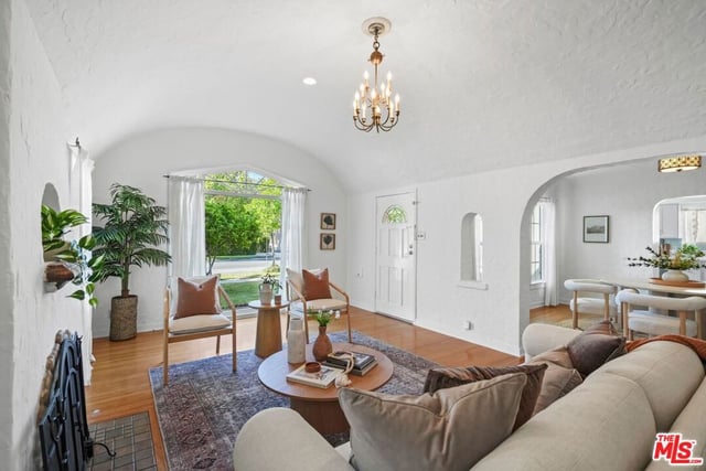 924 E Glenoaks Boulevard, Glendale, CA 91207 — photo 7 of 58