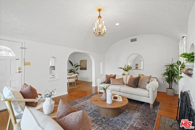 924 E Glenoaks Boulevard, Glendale, CA 91207 — photo 8 of 58
