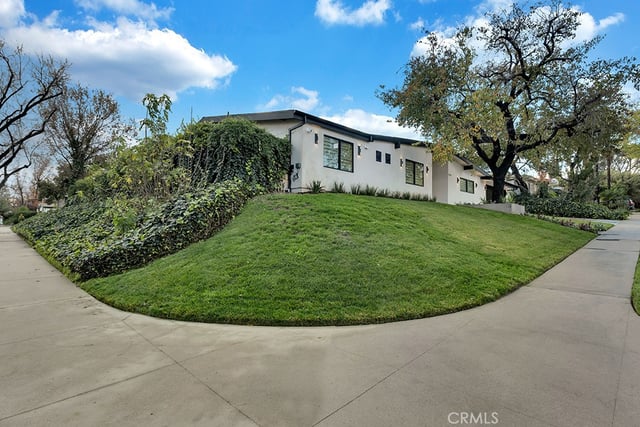5330 Dubois Avenue, Woodland Hills, CA 91367 — photo 4 of 63