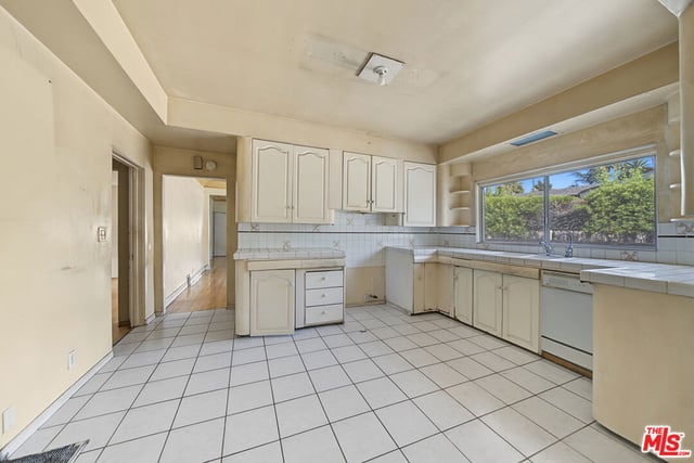 154 S Hobart Boulevard, Los Angeles, CA 90004 — photo 15 of 32