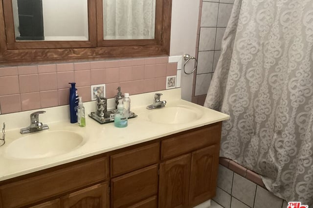 2068 S Hobart Boulevard, Los Angeles, CA 90018 — photo 10 of 21