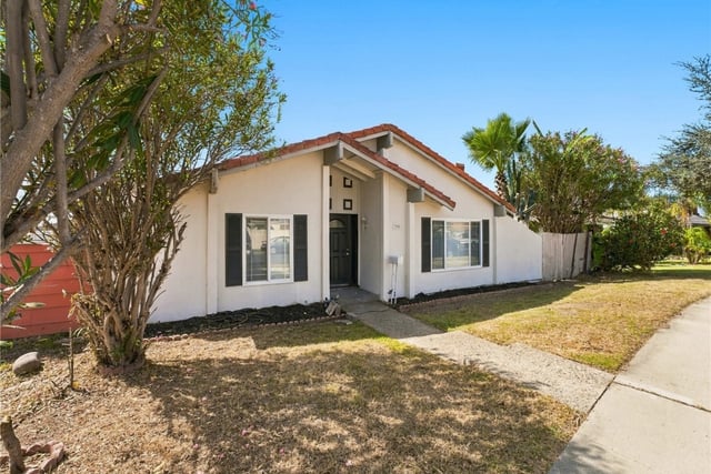 330 W Devonshire Drive, Oxnard, CA 93030 — photo 3 of 40