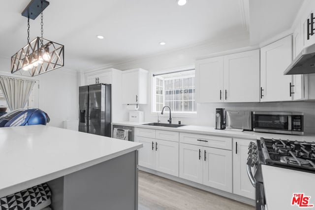 1032 4th Avenue, Los Angeles, CA 90019 — photo 4 of 39