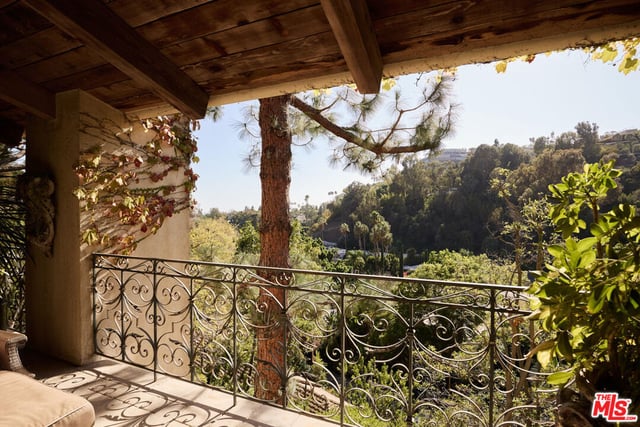 1372 Benedict Canyon Drive, Los Angeles, CA 90210 — photo 15 of 30