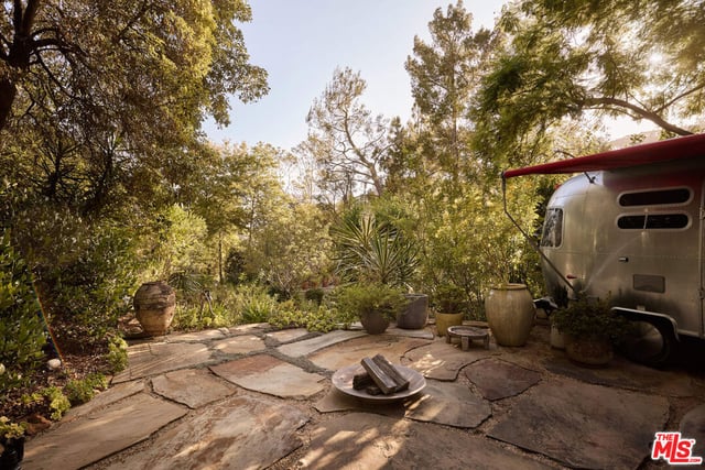 1372 Benedict Canyon Drive, Los Angeles, CA 90210 — photo 26 of 30
