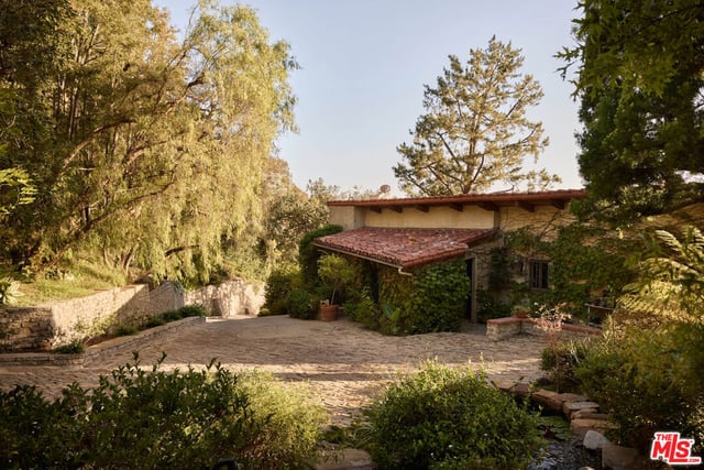 1372 Benedict Canyon Drive, Los Angeles, CA 90210 — photo 4 of 30