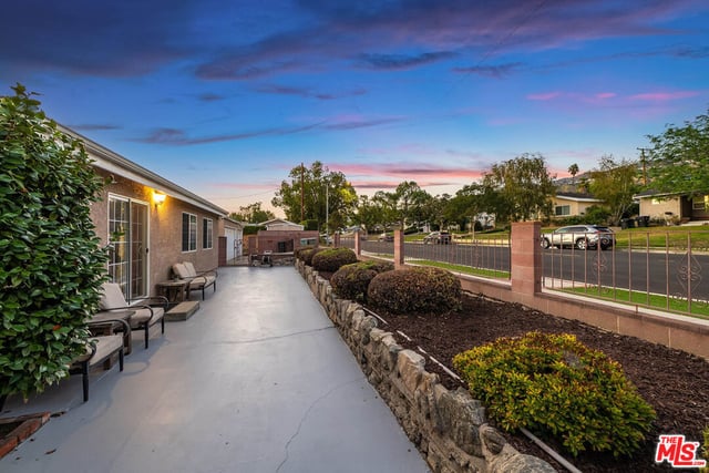 537 Stanford Road, Burbank, CA 91504 — photo 5 of 50