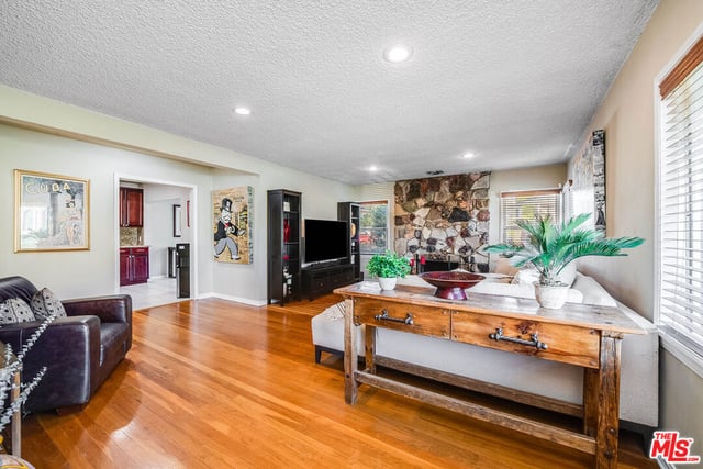537 Stanford Road, Burbank, CA 91504 — photo 7 of 50