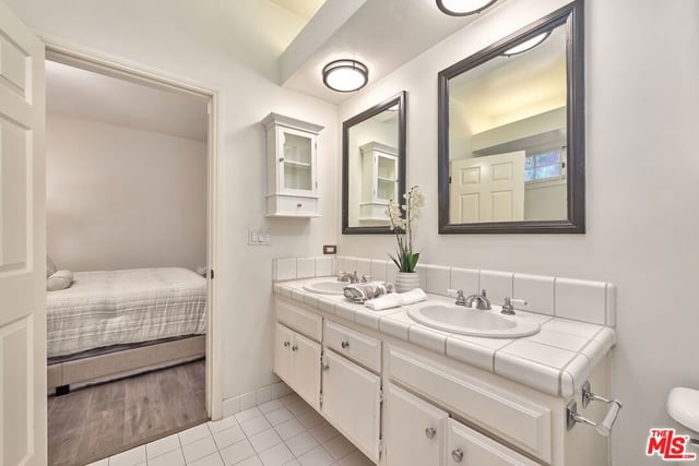 420 S Barrington Avenue 102, Los Angeles, CA 90049 — photo 24 of 33