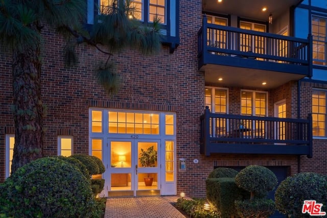 420 S Barrington Avenue 102, Los Angeles, CA 90049 — photo 3 of 33
