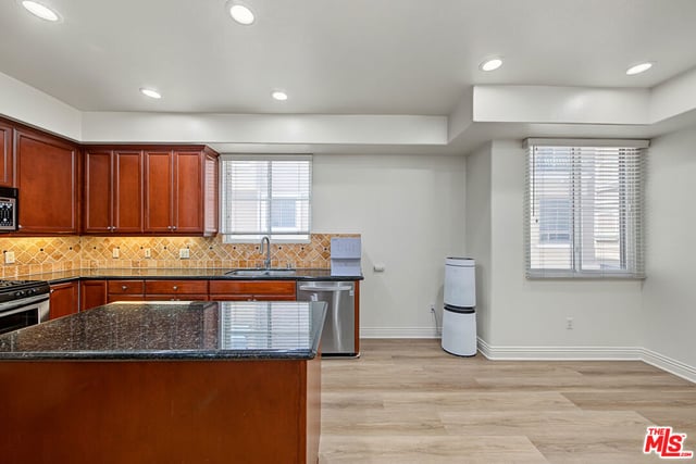 681 S Norton Avenue 103, Los Angeles, CA 90005 — photo 8 of 38