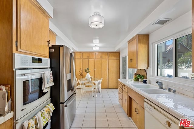 4799 Bonvue Avenue, Los Angeles, CA 90027 — photo 11 of 33