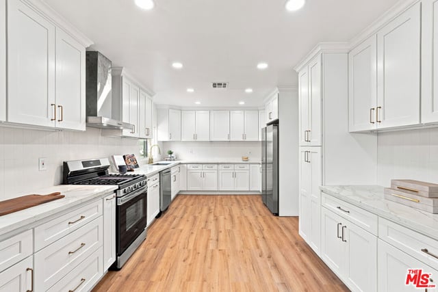 7800 S Victoria Avenue, Los Angeles, CA 90043 — photo 10 of 45