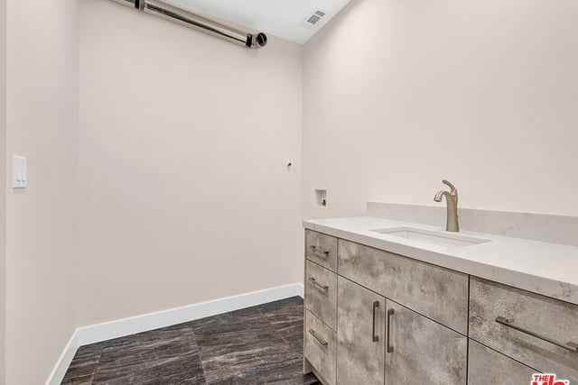 1325 Valley View Road 201, Glendale, CA 91202 — photo 20 of 34