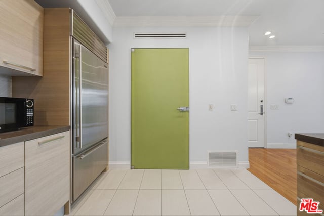 8121 Norton Avenue 201, Los Angeles, CA 90046 — photo 9 of 63