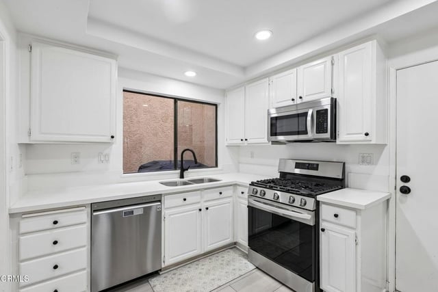 390 Country Club Drive B, Simi Valley, CA 93065 — photo 11 of 42