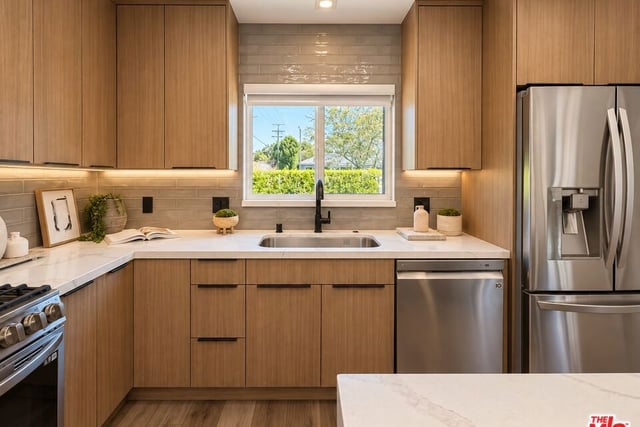 6385 Zelzah Avenue, Encino, CA 91316 — photo 10 of 32