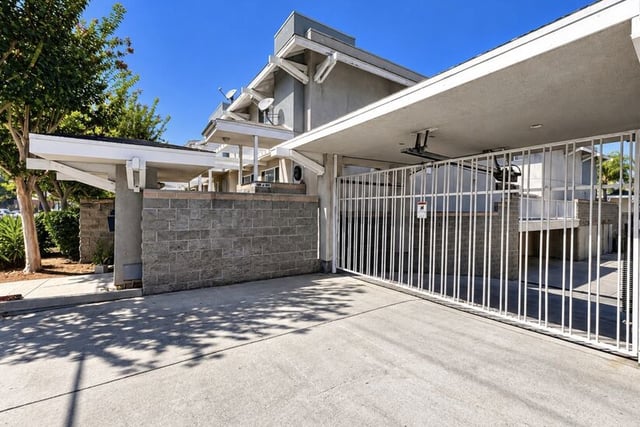 627 W Regent Street, Inglewood, CA 90301 — photo 3 of 7