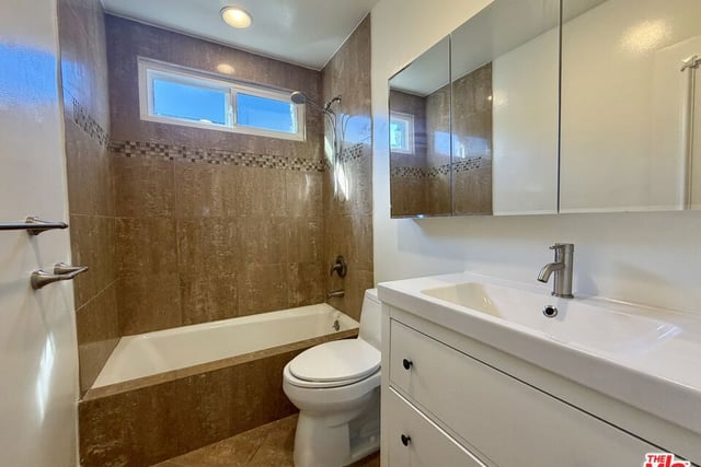 937 5th Street 8, Santa Monica, CA 90403 — photo 15 of 20