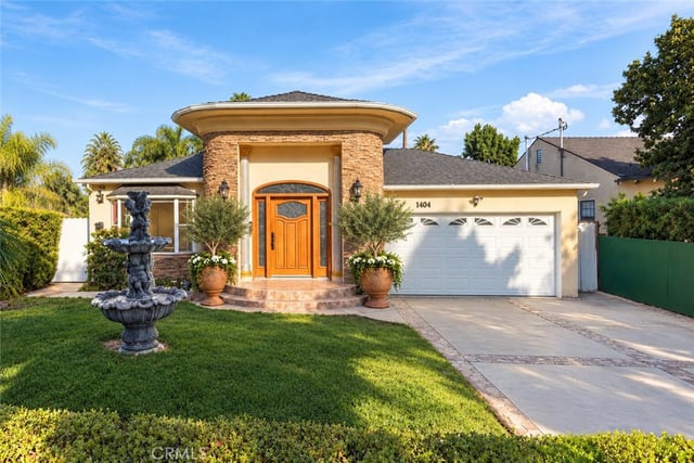 1404 N Naomi Street, Burbank, CA 91505 — photo 4 of 56