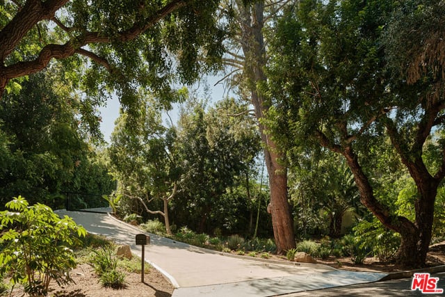 1035 Summit Drive, Beverly Hills, CA 90210 — photo 28 of 30