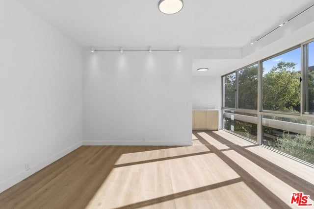 320 N Maple Drive 303, Beverly Hills, CA 90210 — photo 15 of 34