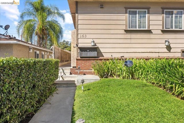163 N Parkwood AVE APT 3, Pasadena, CA 91107 — photo 2 of 32