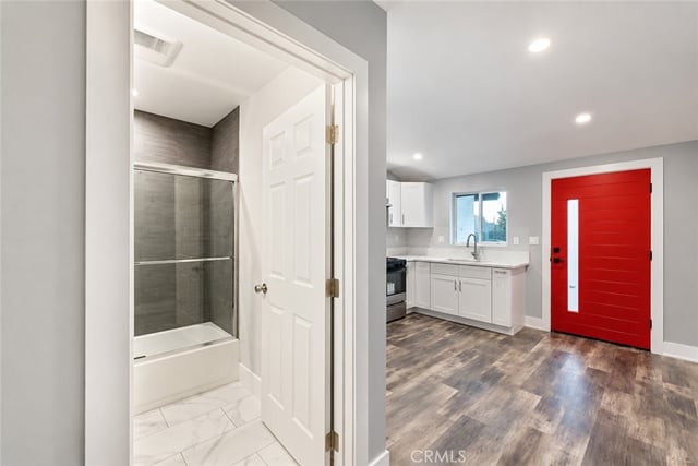 8218 ENCINO Avenue, Northridge, CA 91325 — photo 11 of 21
