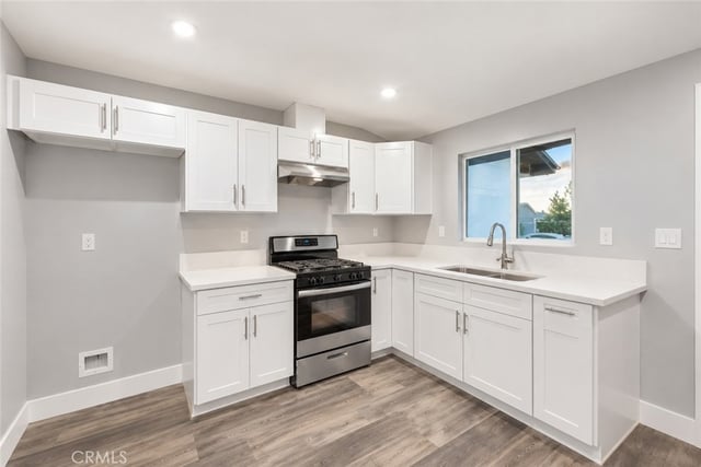 8218 ENCINO Avenue, Northridge, CA 91325 — photo 17 of 21