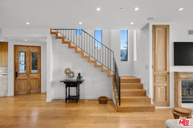 8241 Lincoln Terrace, Los Angeles, CA 90069 — photo 4 of 36