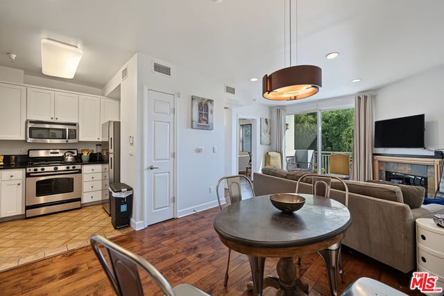 6038 Carlton Way 305, Los Angeles, CA 90028 — photo 4 of 29